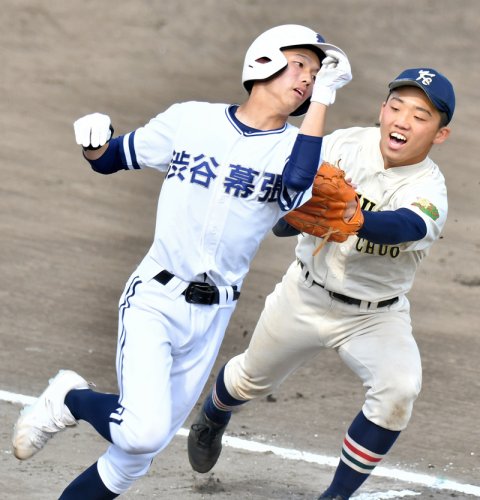 柏中央―渋谷教育幕張　４回表渋谷教育幕張無死一塁、犠打を捕球した柏中央の投手・篠原（右）が打者山本にタッチしアウトにする＝柏の葉