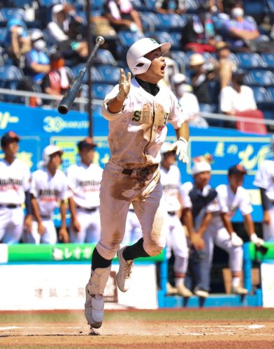 専大松戸－木更津総合　１３回裏専大松戸無死満塁、吉岡がサヨナラ本塁打を放つ＝ＺＯＺＯマリン