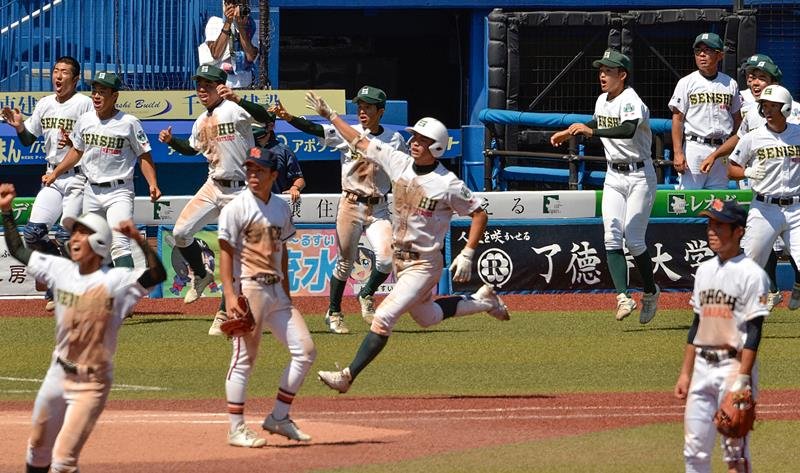 専大松戸－木更津総合　１３回裏専大松戸無死満塁、吉岡がサヨナラ満塁本塁打を放ちナインも打球の行方を見守る＝ＺＯＺＯマリン
