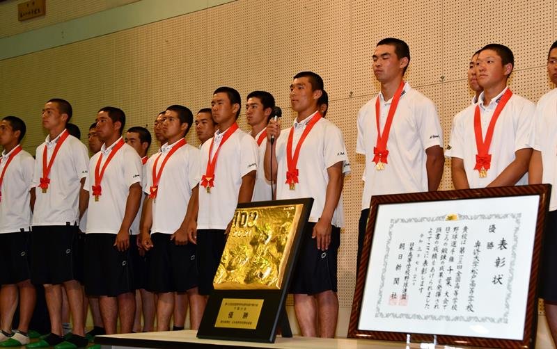 優勝報告会で壇上に上がった石井主将（右から３人目）ら専大松戸の３年生とベンチ入りメンバー＝２１日、松戸市

