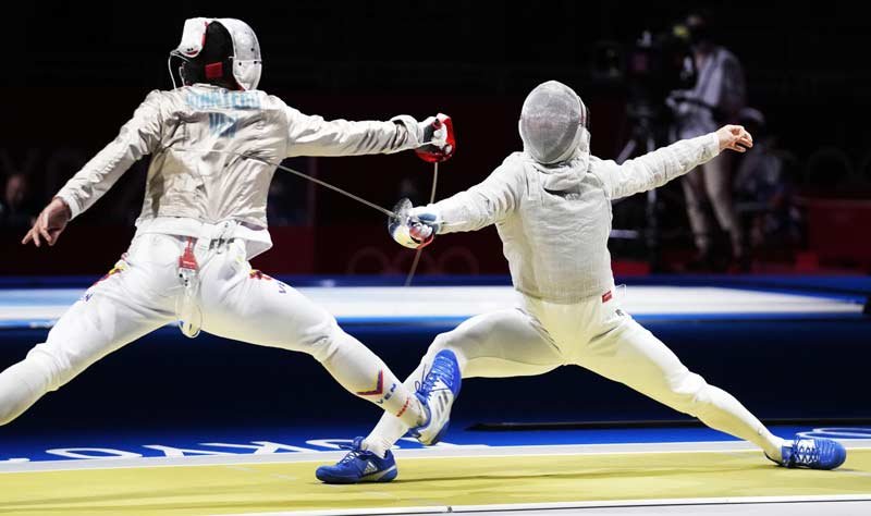 男子サーブル個人１回戦　ベネズエラ選手（左）と対戦する吉田健人選手＝２４日、千葉市・幕張メッセ（共同）