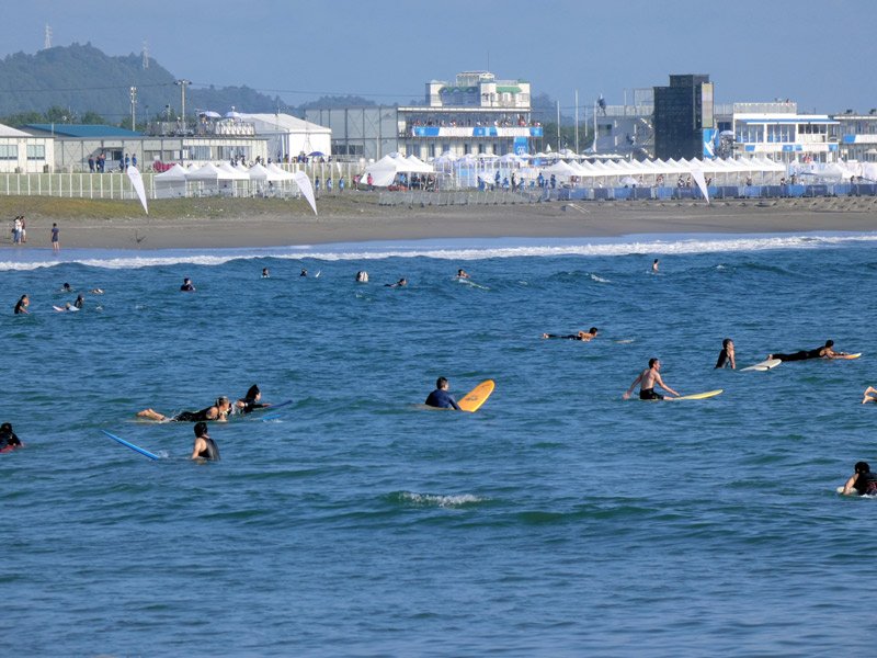 五輪会場（写真奥）に隣接する太東海岸はサーフィンをする人たちでにぎわっていた＝２５日午前７時ごろ、いすみ市