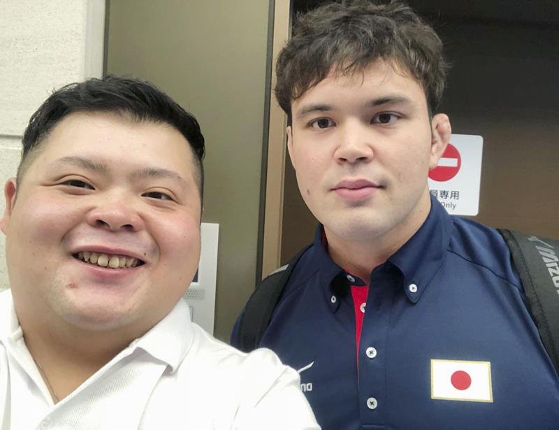ウルフ・アロン（右）と前村良佑さん（共同）
