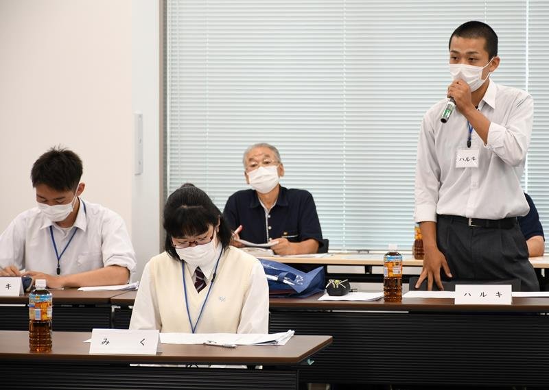 地域の課題について話すプロジェクト参加者の高校生＝富里市役所