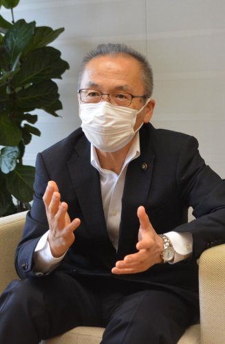 「高齢者が元気、子どもたちの可能性も広げていく船橋市に」と抱負を語った松戸市長＝市役所