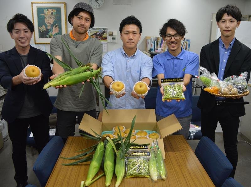 専門サイト「エコチョク」で販売するご当地野菜や果物を紹介する若手農家と、ファームコネクトの担当者＝船橋市
