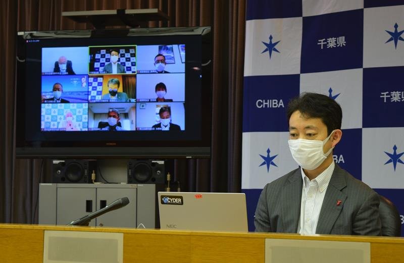県内経済７団体と意見交換する熊谷知事＝４日、県庁
