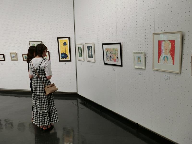 孔版画の力作が並ぶ会場＝千葉市中央区の県立美術館