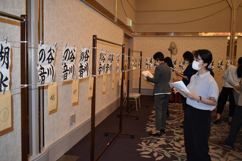 児童生徒の力作を入念に確認する審査員＝５日、千葉市中央区
