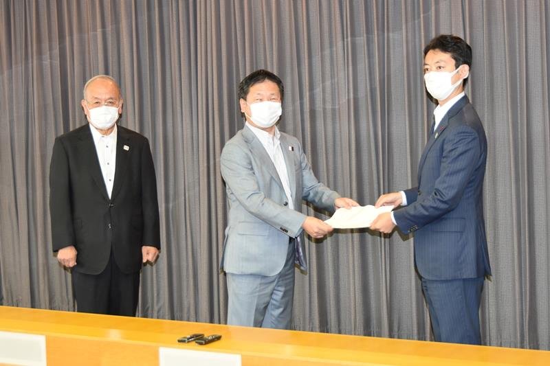 熊谷知事（右）に要望書を手渡した河合団長（中央）と鳥原会長＝５日、県庁
