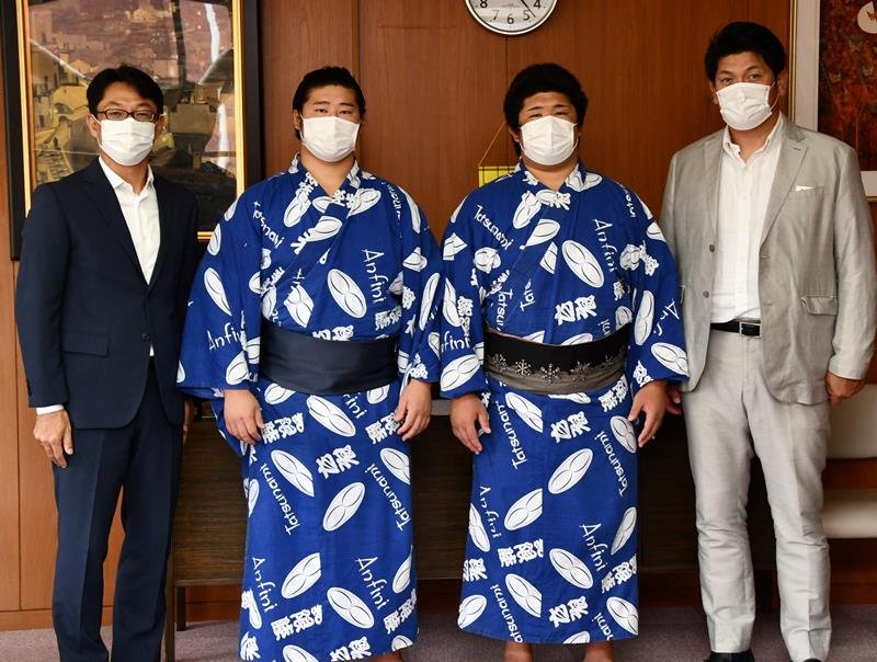秋山市長（左）に序ノ口優勝を報告した春雷（左から２人目）。立浪親方（右）と兄の木竜皇も同席した＝１２日、柏市
