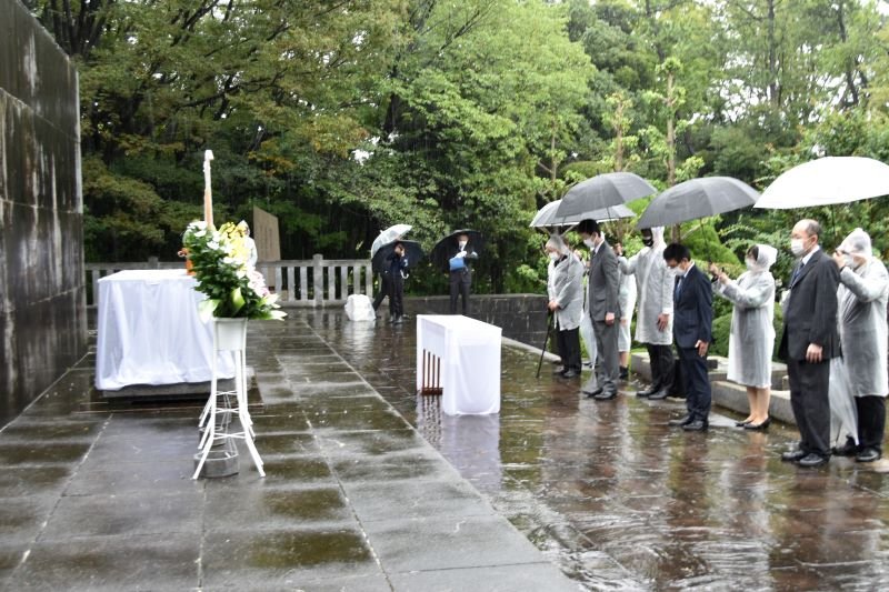 黙祷をささげる熊谷知事（前列右から３人目）ら＝１５日、千葉市中央区の県忠霊塔