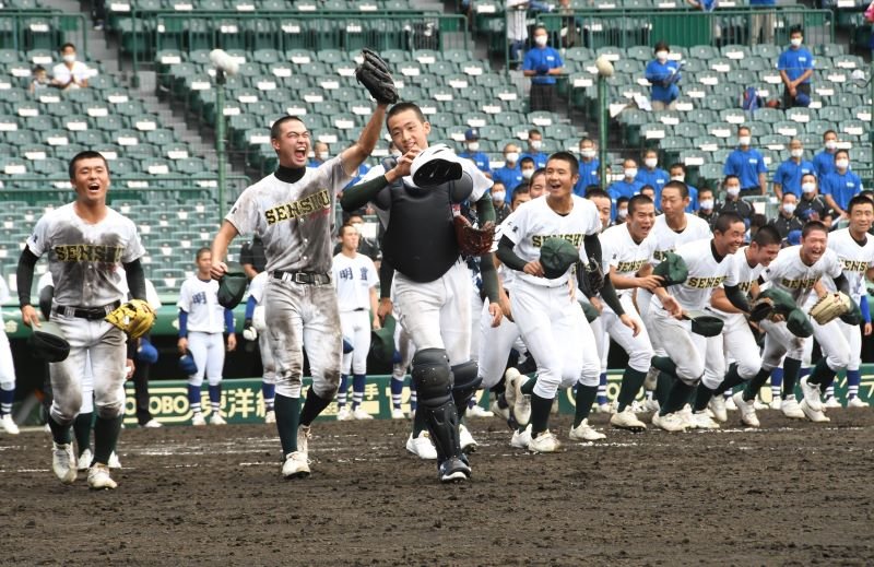 甲子園初勝利を挙げ喜ぶ専大松戸ナイン＝１６日、兵庫県西宮市