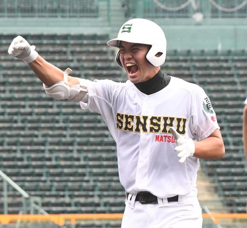 ４回裏専大松戸２死三塁、右前へ適時打を放ち喜ぶ吉岡＝甲子園
