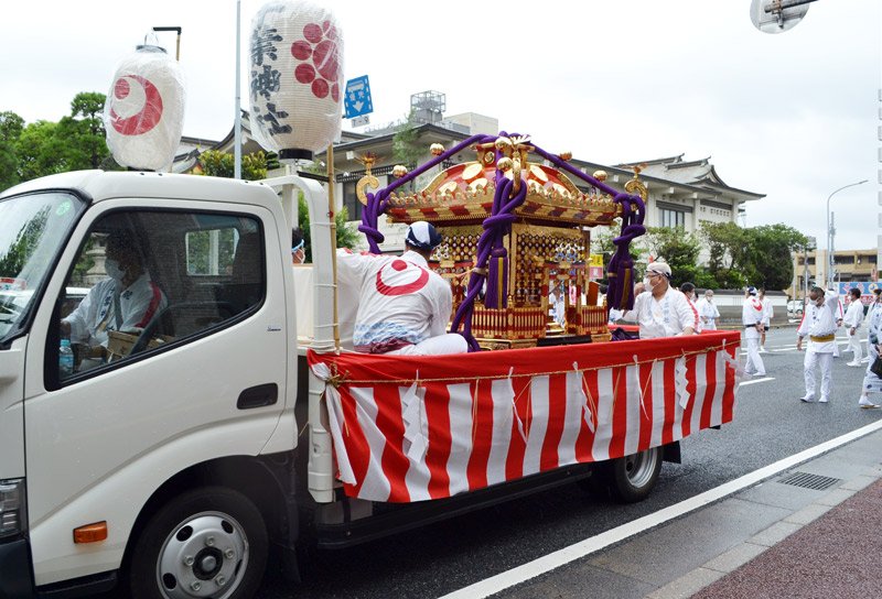 千葉神社を出発し、巡行を始めるみこし＝１６日午後、千葉市中央区
