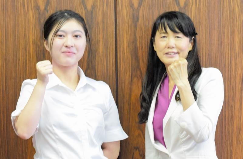 東京パラリンピックでの活躍を誓った竹内選手（左）。芝田市長もエールを送った＝鎌ケ谷市
