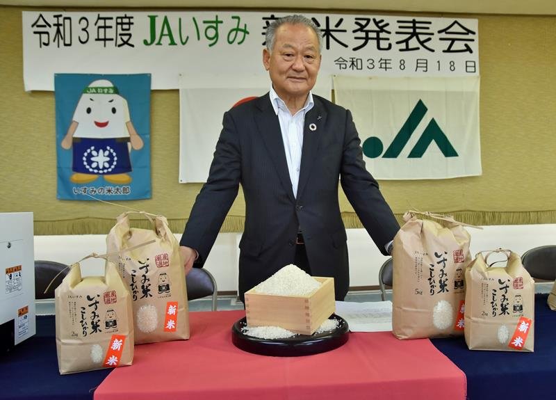「いすみ米」の新米をアピールするＪＡいすみの花崎組合長＝いすみ市
