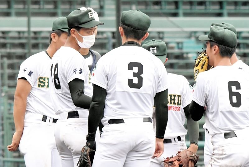 専大松戸―明豊　３回表明豊無死一、二塁、伝令で登場し声を掛ける専大松戸・石神（１８）＝１６日、甲子園
