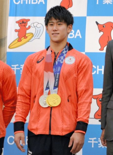 東京五輪のメダルを手に表敬訪問した橋本大輝＝県庁
