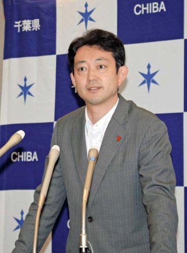 新型コロナ感染拡大により、病床逼迫の厳しい状況を説明する熊谷知事＝１９日、千葉県庁