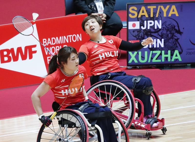 新競技のバドミントン女子ダブルスで金メダルを目指す里見紗李奈（左）、山崎悠麻ペア（共同）

