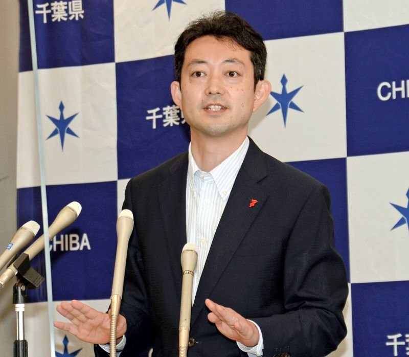 定例記者会見で、パラリンピックの学校連携観戦プログラムの意義について話す熊谷知事＝２６日、千葉県庁