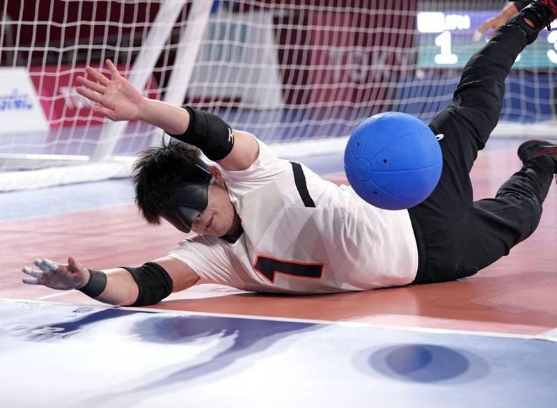 男子１次リーグ日本－ブラジル　前半、ゴールを守る佐野＝幕張メッセ（共同）
