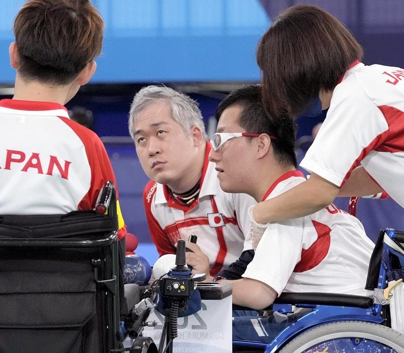 チーム（脳性まひ）３位決定戦　ポルトガル戦の第１エンドを終え、話をする広瀬隆喜（左から２人目）ら日本チーム＝４日、有明体操競技場(共同)
