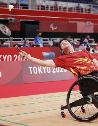 男子シングルス（車いすＷＨ１）３位決定戦　韓国選手と対戦する村山浩
