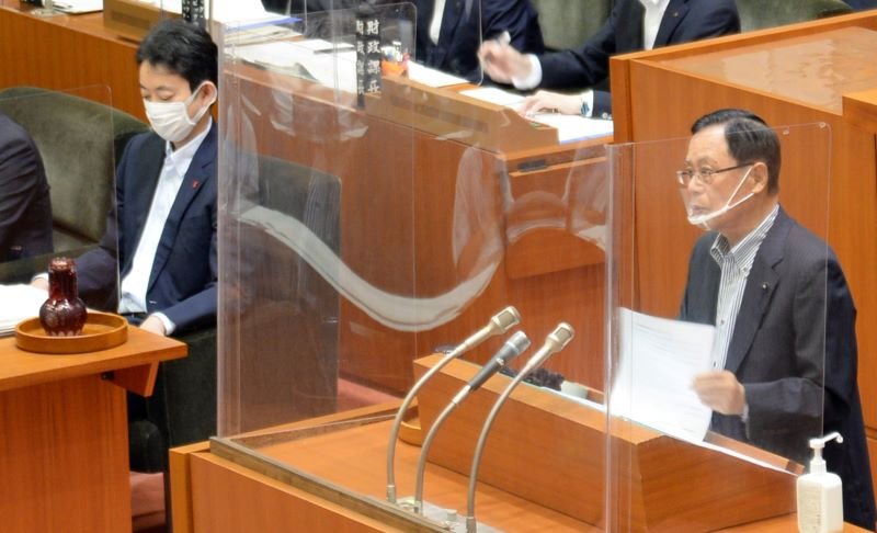 自民党の木下議員（右）から質問を受ける熊谷知事＝２２日、本会議場