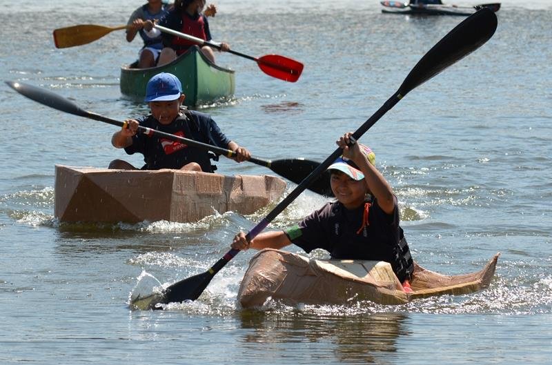 印旛沼で段ボールいかだレース　５０人熱戦楽しむ　佐倉