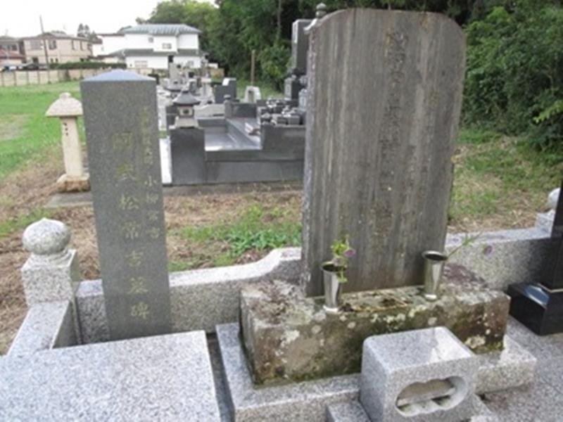 大関小柳常吉の墓碑。大きな碑に並んで、来歴を伝える新たな碑も建てられた
