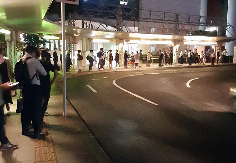 ＪＲ千葉駅前には、タクシ－で帰宅しようと５０人近くの列ができた=８日午前０時４０分ごろ、千葉市中央区