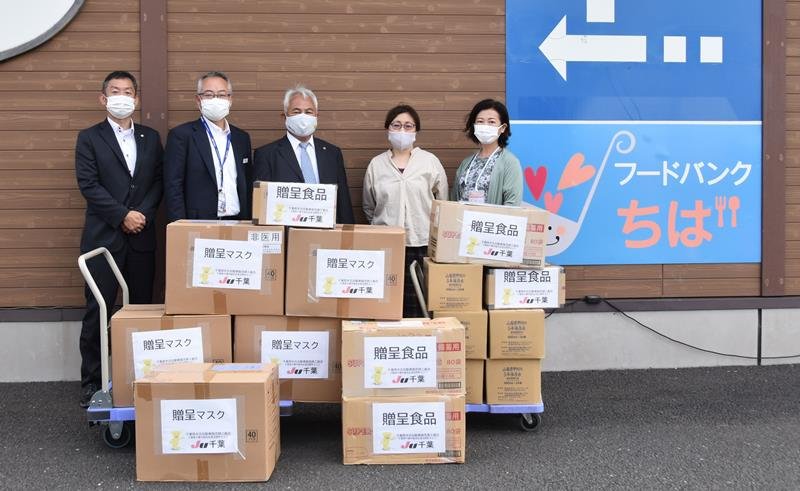 フードバンクちばに備蓄食品を届けたＪＵ千葉の伊原筆頭副理事長（中央）、西眞史専務理事（左から２人目）ら＝千葉市中央区
