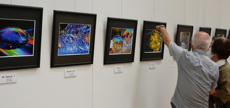 市立美術館で開かれている佐倉公募写真展＝佐倉市

