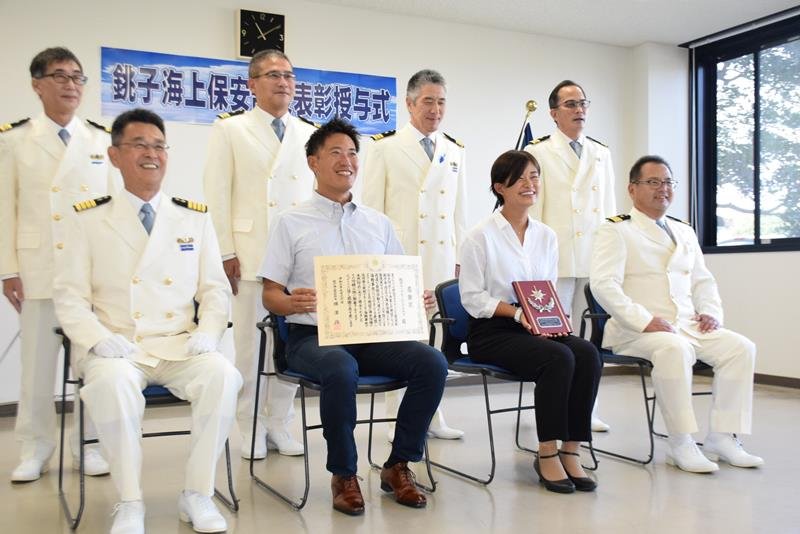 賞状を手にする銚子ライフセービングクラブの田村憲章さん（左から２人目）と藤波ひかりさん（同３人目）＝銚子市の銚子海上保安部

