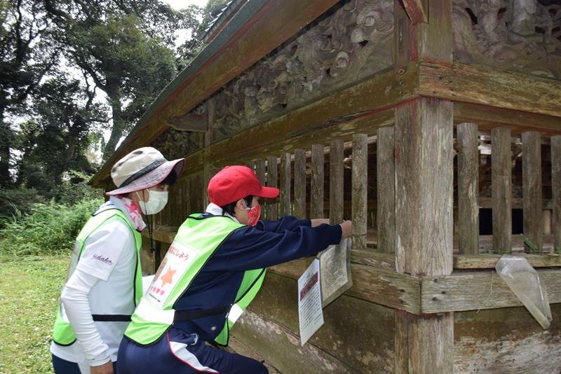 彫刻に関する新しい案内プレートを取り付ける生徒ら＝匝瑳市
