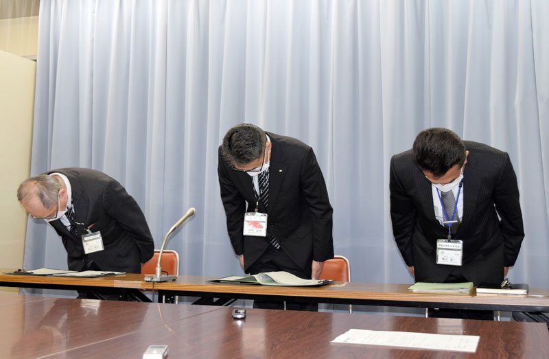 救急搬送中の不適正処置について謝罪する中村局長（中央）ら＝７日、千葉市役所
