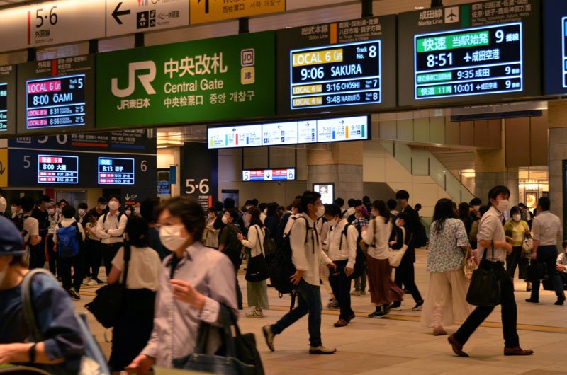 地震から一夜明けてもＪＲ線はダイヤが乱れ、ＪＲ千葉駅は電車を待つ人で混雑した＝８日午前９時２０分、千葉市中央区