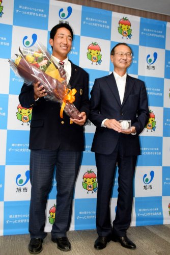 プロ野球のドラフト会議で、北海道日本ハムファイターズから２位指名を受けた千葉学芸高の有薗直輝選手（左）が１３日、地元の旭市役所を訪れ、プロでの活躍を誓った