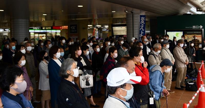 候補者の演説を聞く有権者＝流山市
