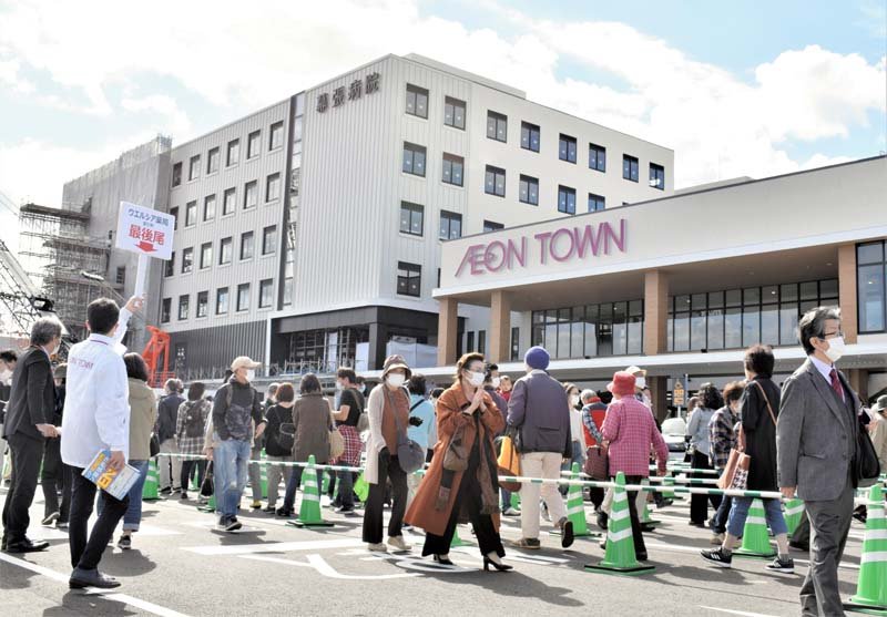 開業日を迎えた「イオンタウン幕張西」。約１８０床の６階建て病院を併設し、地域のコミュニティ拠点を目指す＝２１日、千葉市美浜区