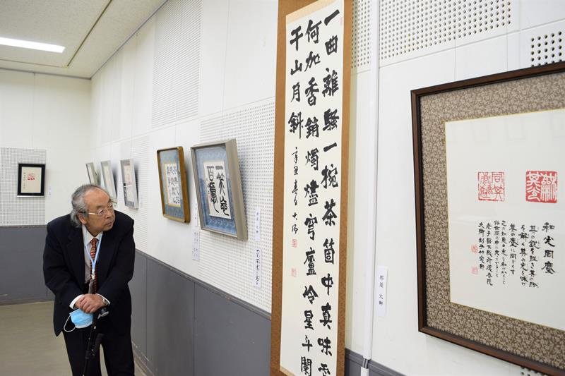 会員が手掛けた篆刻や書などの力作が並ぶ＝２３日、市川市
