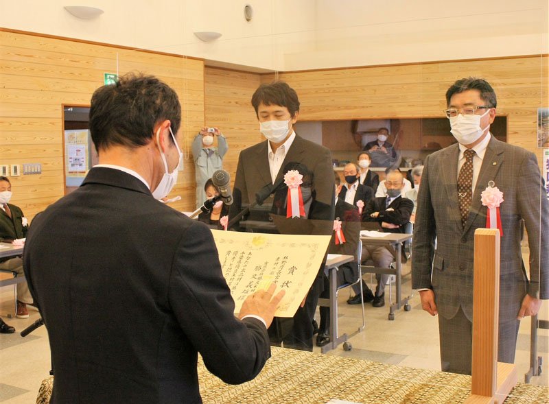 東金市で開かれた県優良木材展示会の表彰式