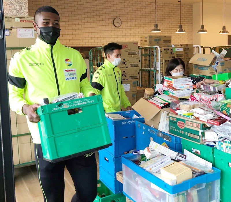 「フードバンクちば」で食品の仕分け作業を手伝うジェフ千葉の桜川選手（左）と見木選手（中央）＝千葉市中央区（クラブ提供）

