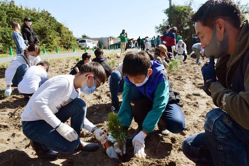 苗木を植える小学生ら＝匝瑳市