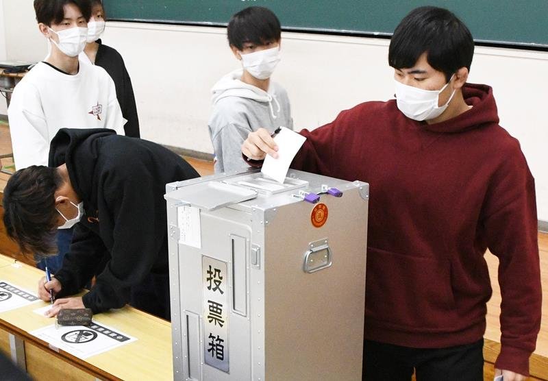 模擬投票をする学生＝２７日午前、千葉市中央区の淑徳大学
