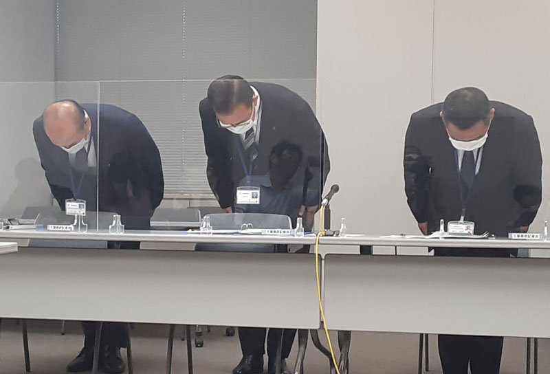 記者会見で謝罪する千葉県教委の山口新二教育次長（中央）ら＝２７日午後、県庁
