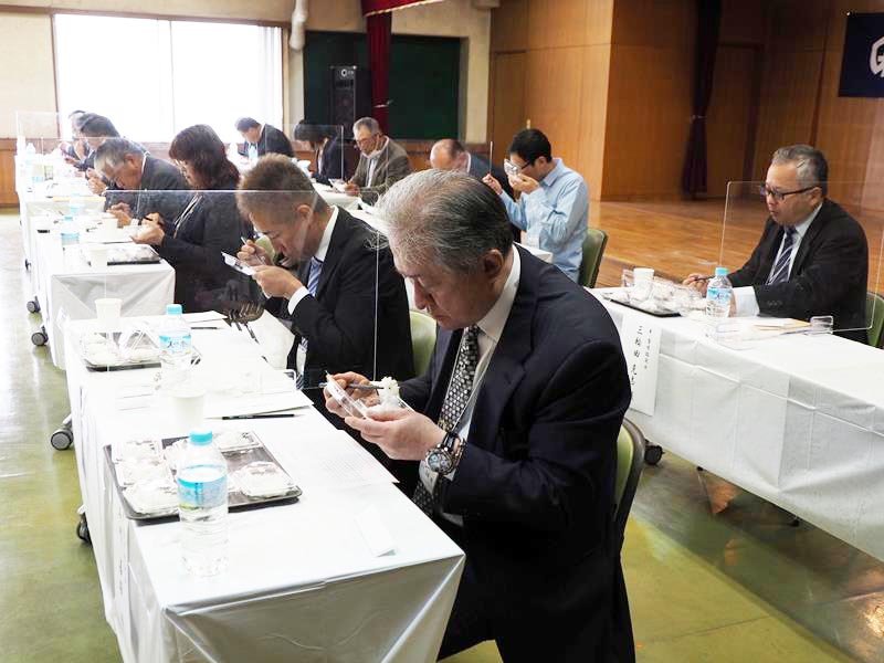 最終審査に残った米を慎重に吟味する食味鑑定士ら審査員＝木更津市農協本店