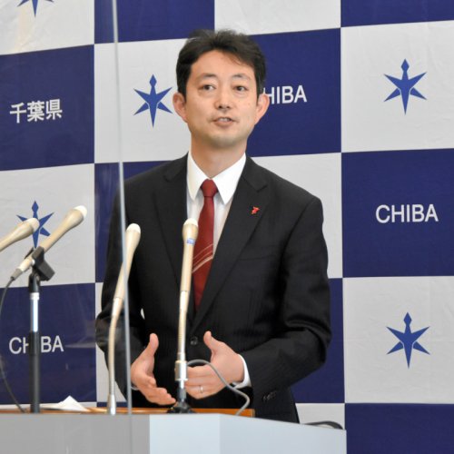 定例記者会見で経済対策について説明する熊谷知事＝１１日、千葉県庁